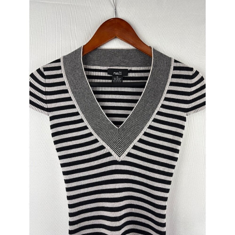 Rue21 Womens Striped Ribbed V-Neck Top Size M